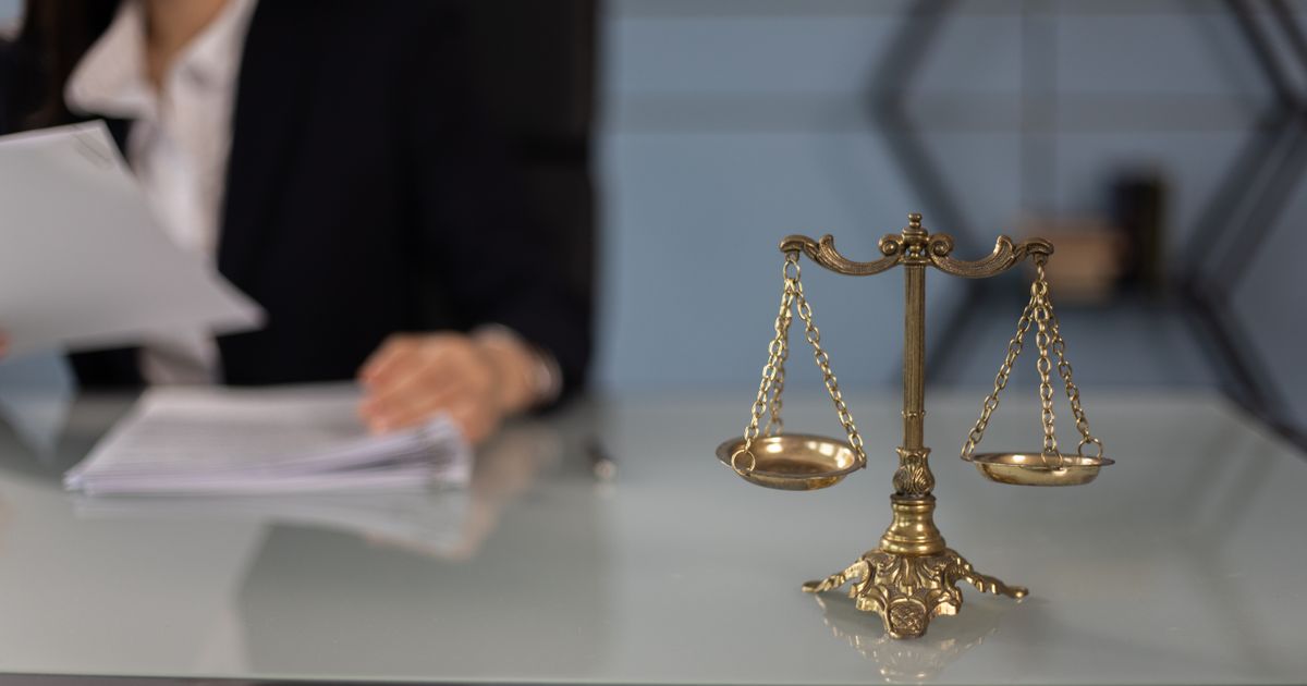 Balance scale representing the choice between Medicare Advantage and Medigap